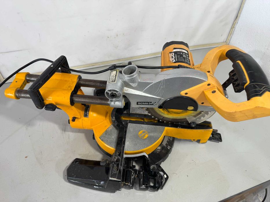 Циркуляр пендула - JCB 1400W / 210m