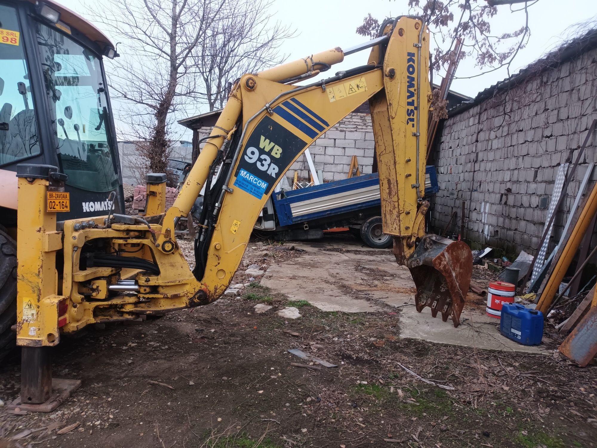 Vând buldoexcavator komatsu wb93r 2014  4 cupe la el