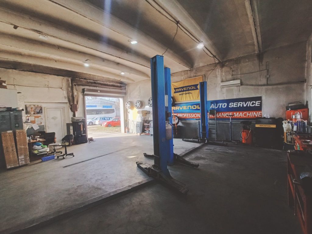 Vând service auto
