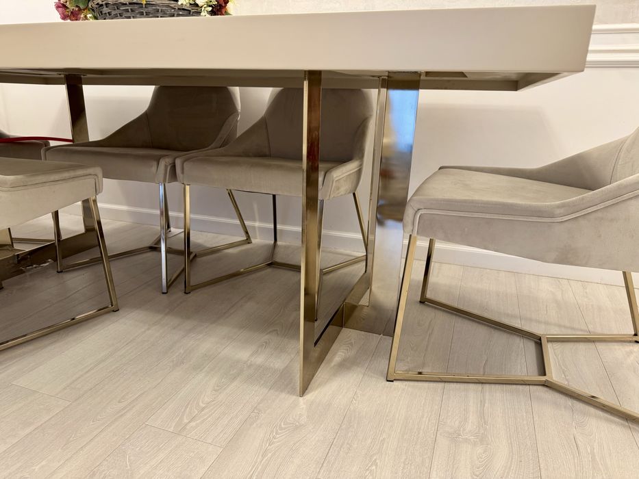 Masa dining cu scaune