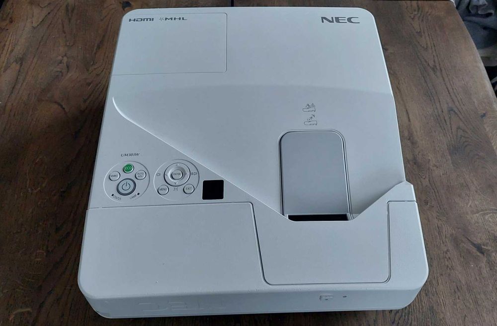 Videoproiector ultra short throw NEC