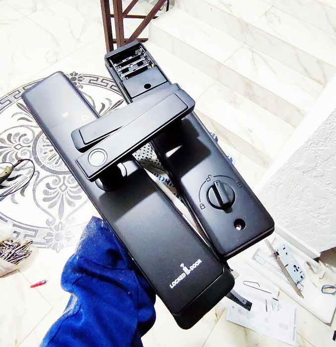 Вскрытие дверей установка биометрических замков замена сердцевин замки