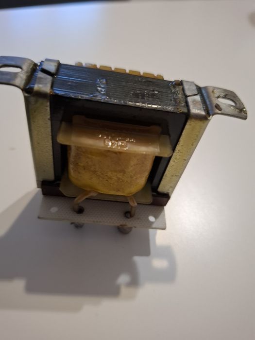 Vând transformator LUBCKE 380 -440 V   S 21 V . 6VA