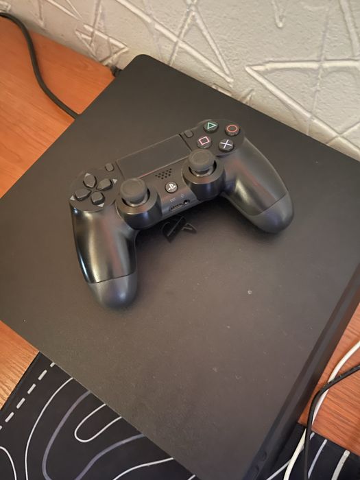 Ps4 slim.
