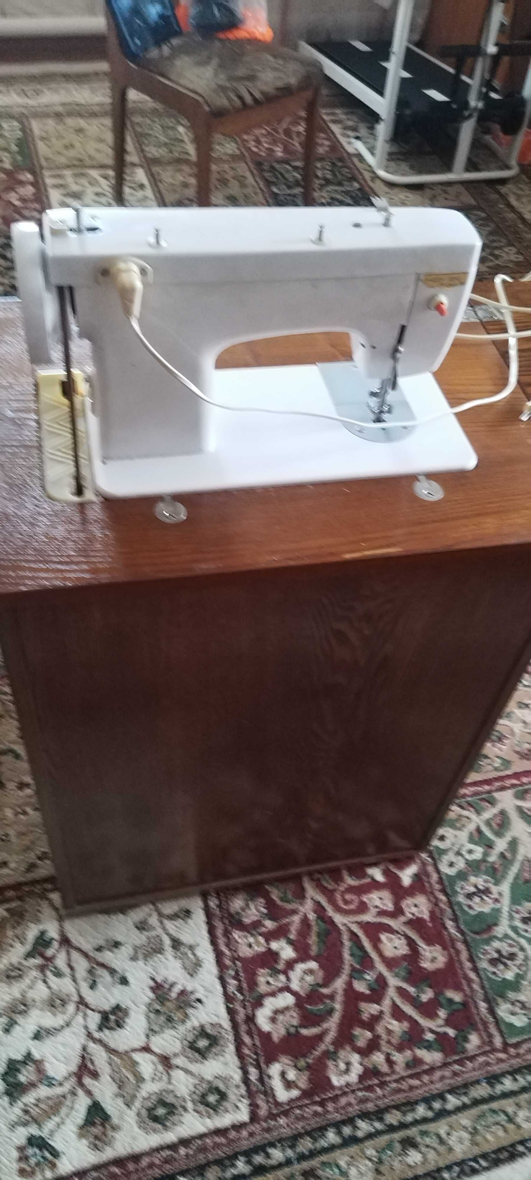 Продам швейную машинку