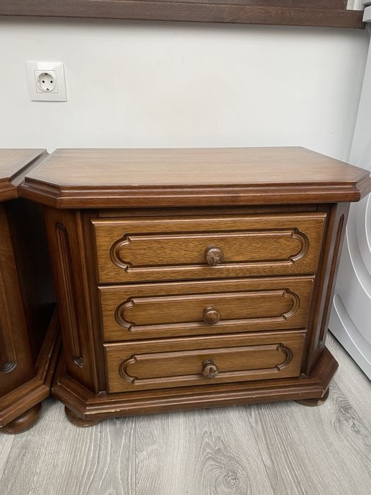 Дървени нощни шкафчета