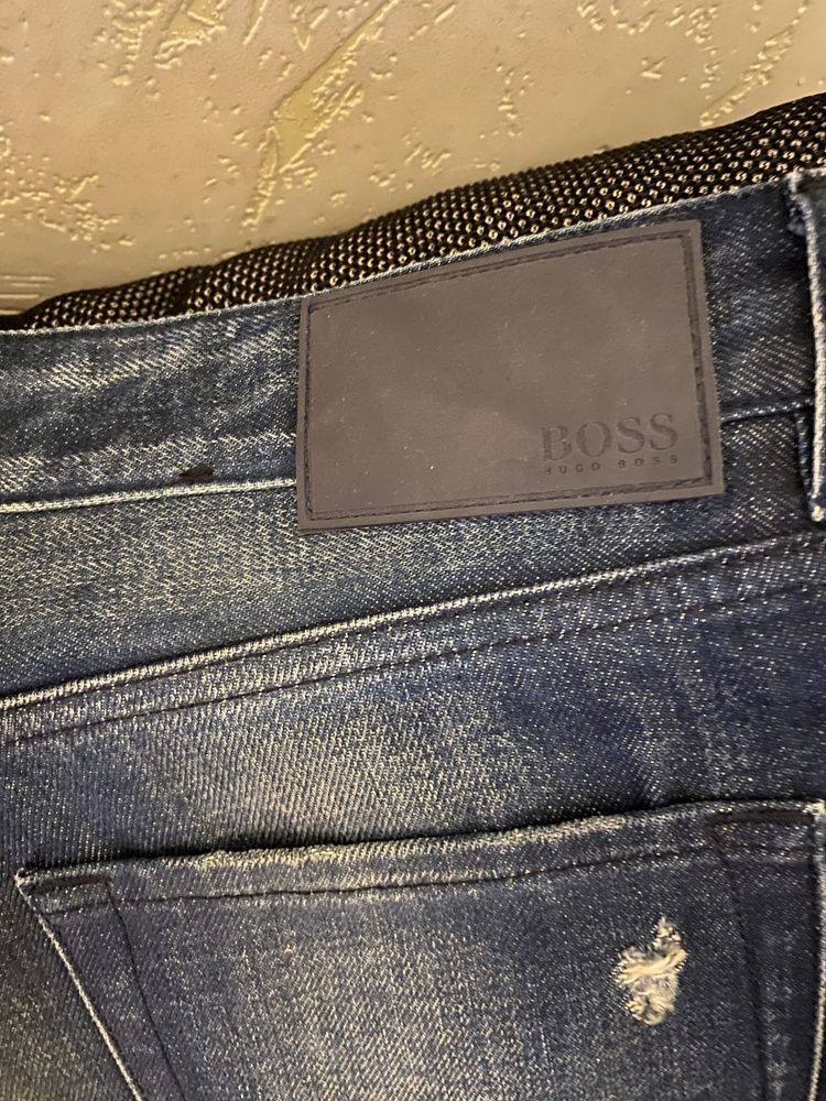 Продавам мъжки дънки Hugo Boss
