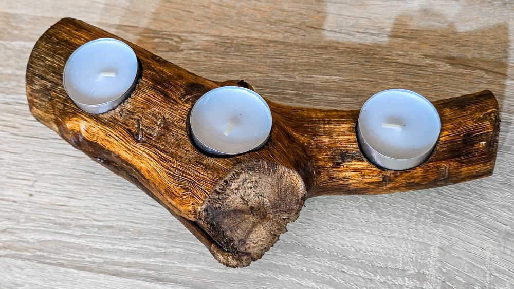 Suport de lumânări din lemn lucrat manual