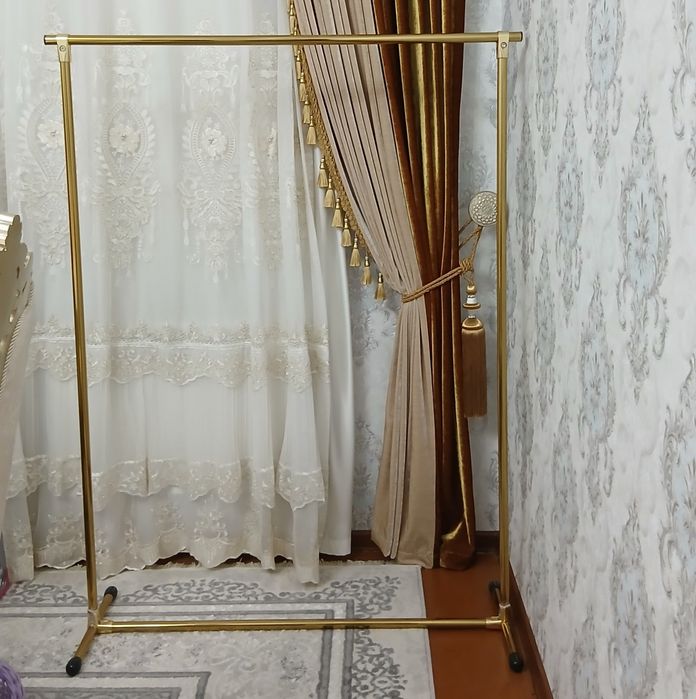 Kiyim iladigan veshelka va oynachasi bilan