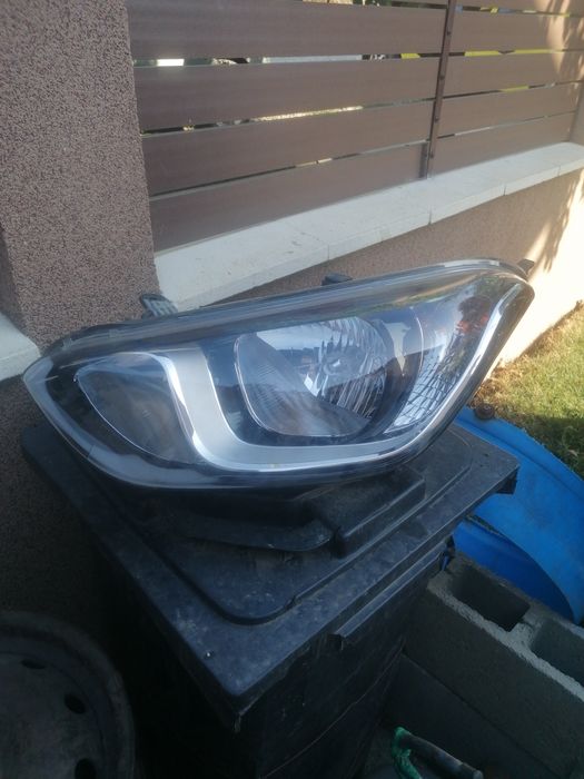 Far Hyundai i30 stanga