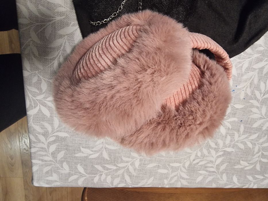 Дамска шапка с камъни