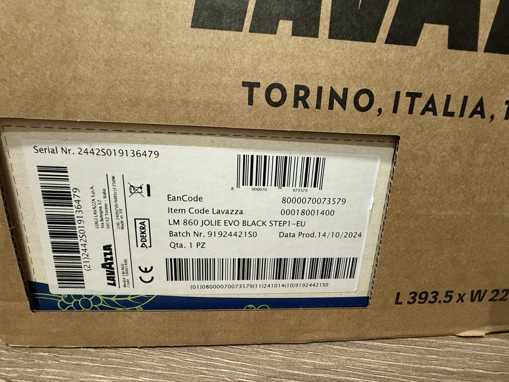 Продавам чисто нова кафемашина Lavazza A Modo Mio Black-с капсули