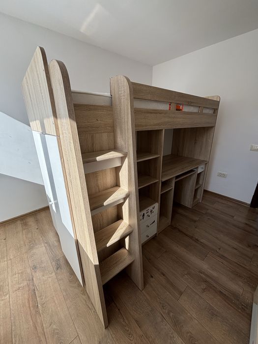 Pat supraetajat pentru copii cu birou, dulap și spații de depozitare