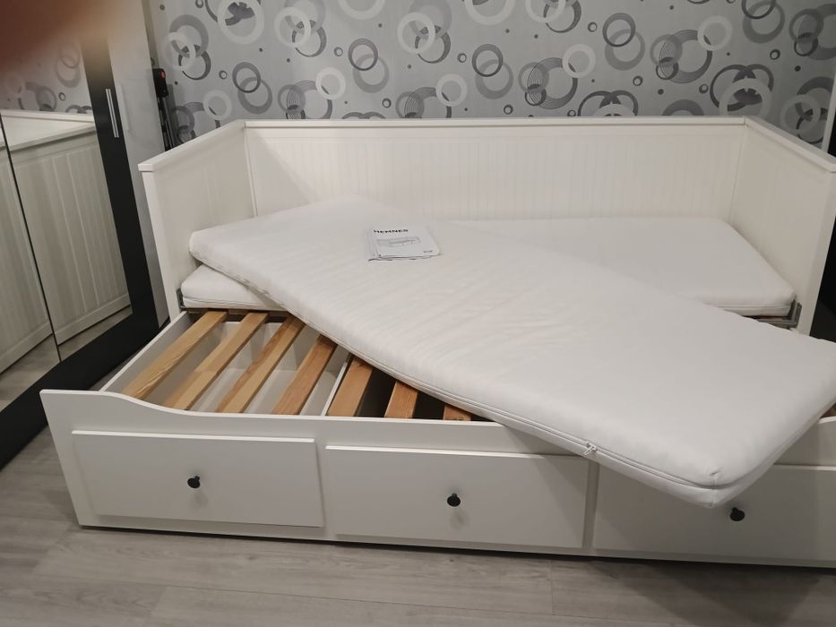 Pat extensibil 190 cm  x200cm ,culoarea alb ,două saltele stare bună