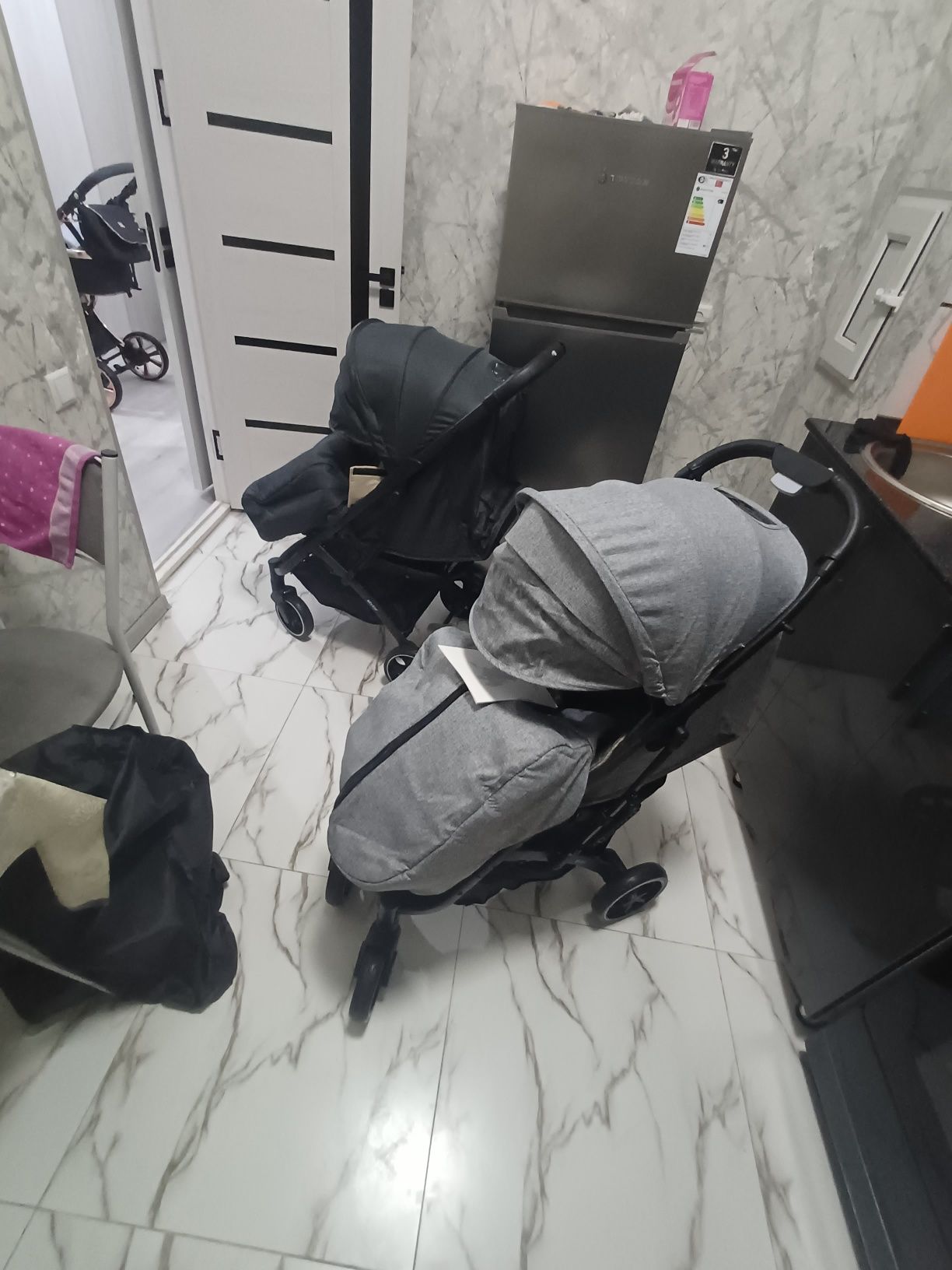 Продаётся фирменный чемодан коляска