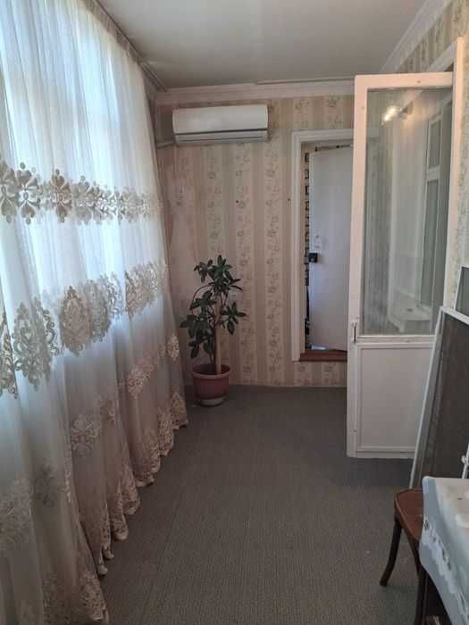 Продаётся 3комнатная на Чиланзаре-Ц балкон 2×6.