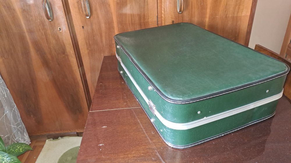 Нов куфар неизползван