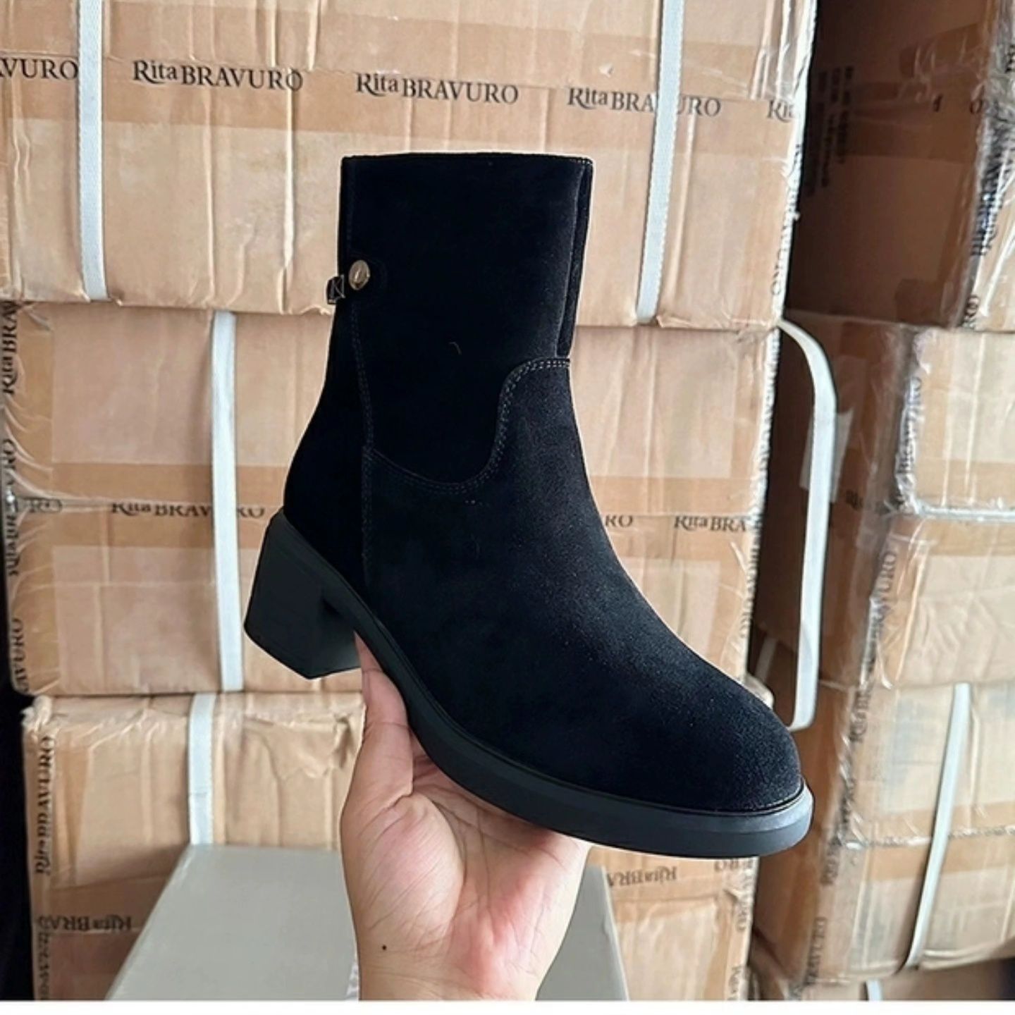 Продам новые зимние ботинки из натуральной замши