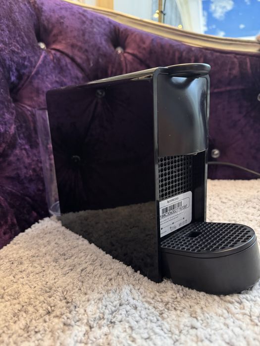 Кофемашинка капуслтная Nespresso essenza