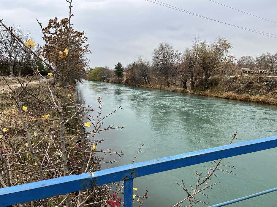 Chirchiq suv boyida hovli sotiladi