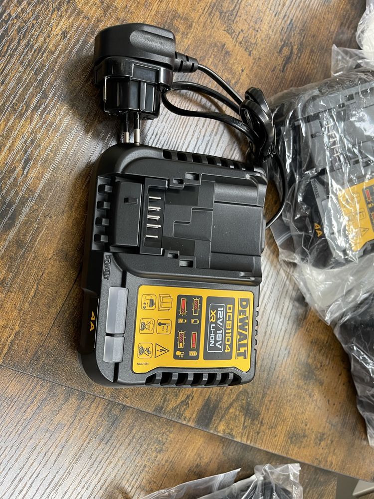 Incarcator dewalt 18 volti dcb1104