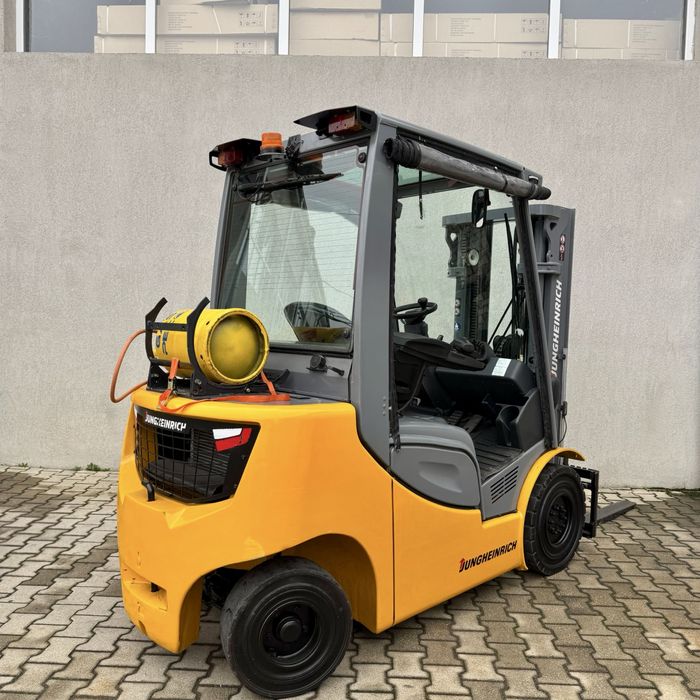 Stivuitor Jungheinrich TFG 425 GPL Triplex an 2017