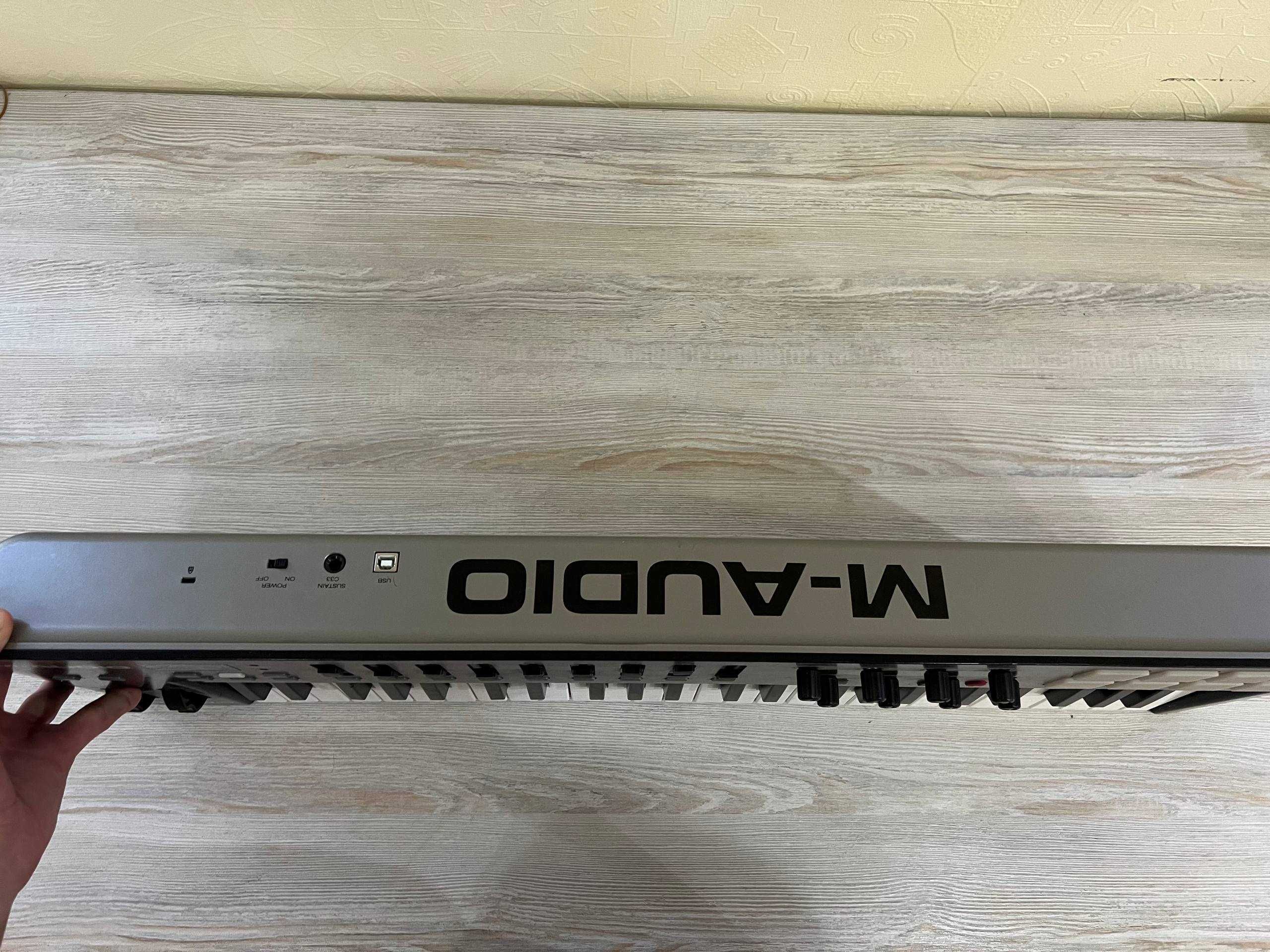 Продаю MIDI-клавиатуру M-Audio Oxygen 49