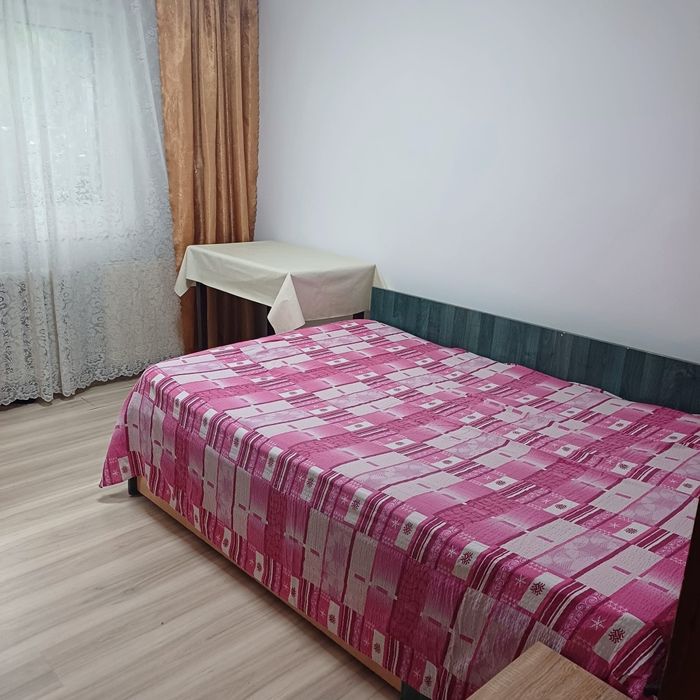 Ofer spre închiriere 1 cameră in apartament cu 3 camere.