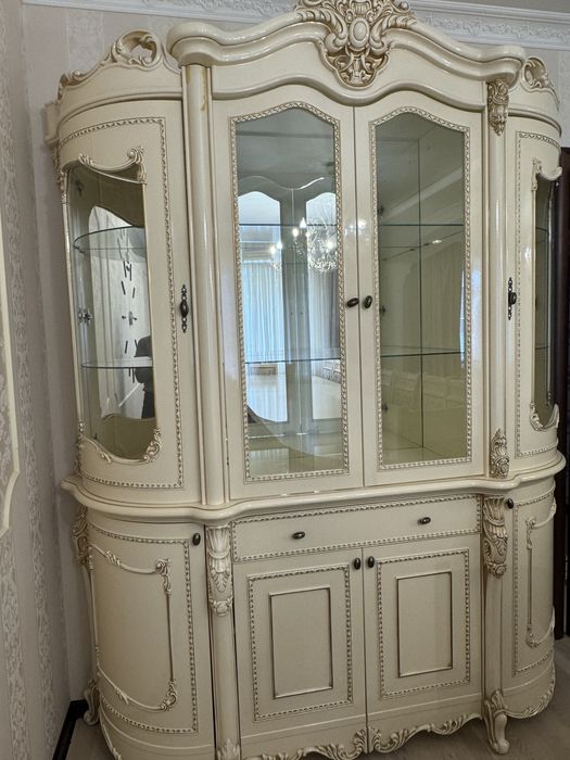 Продам почти новый сервант , покупали дорого