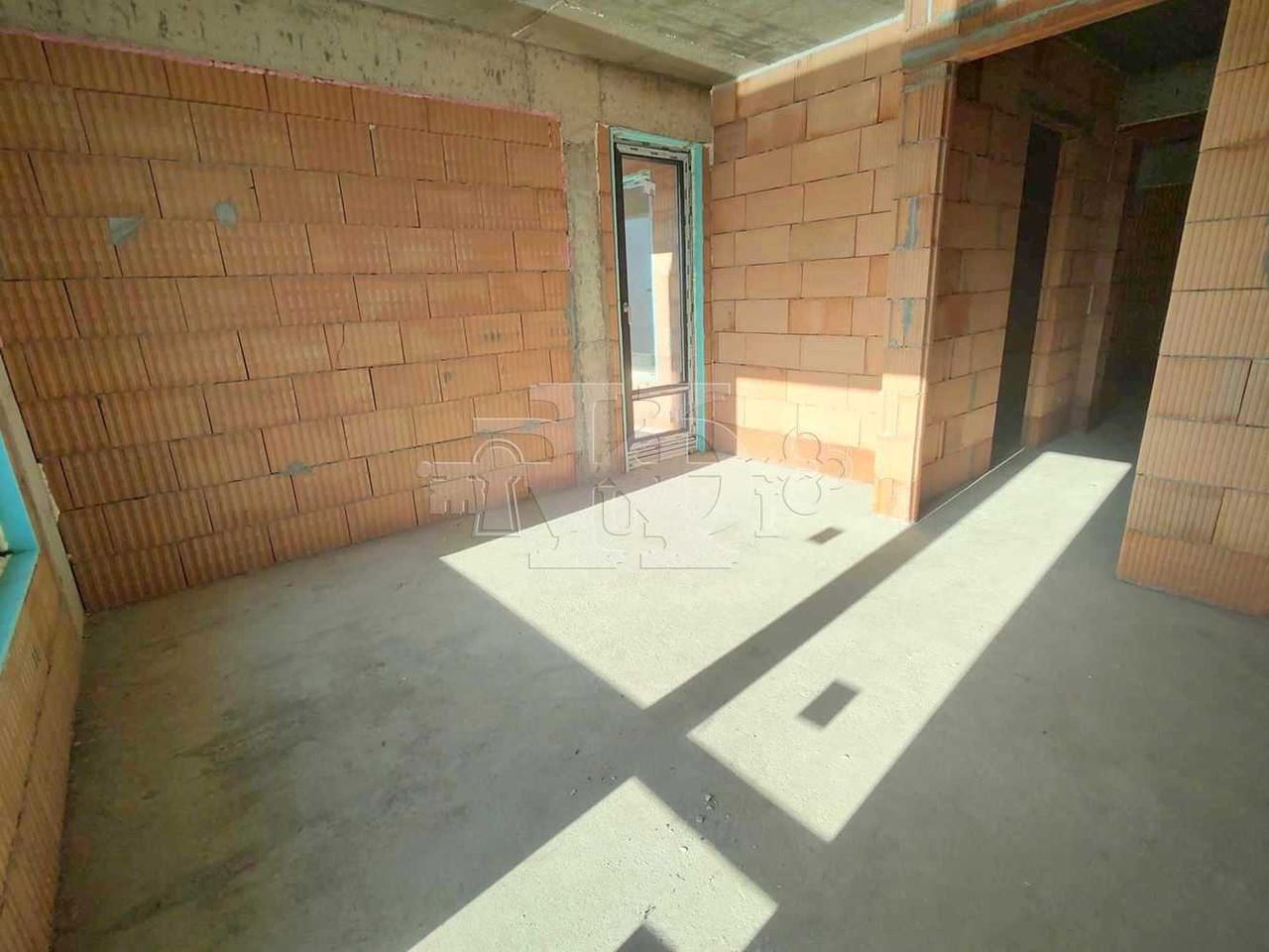 Продава се Двустаен апартамент в Добрич, Център - 85 кв.м за 974 €/кв.м - Снимка #8