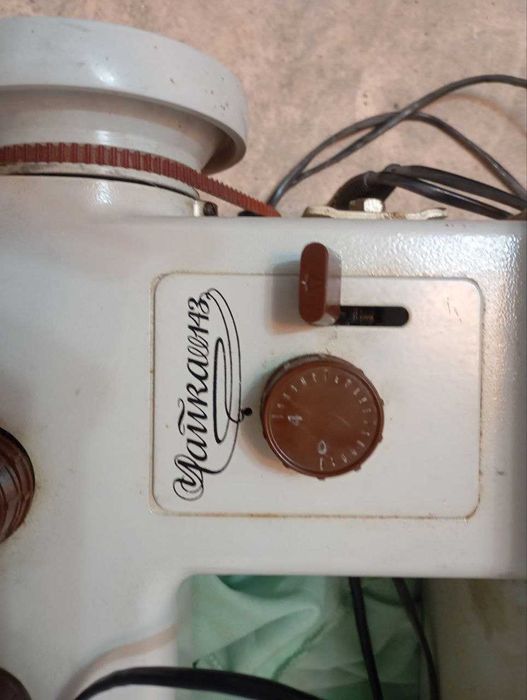 Продам швейную машинку Чайка