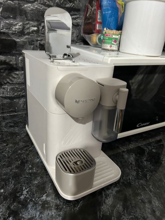 Expressor Nespresso  Latissima ( Nu funcționează spuma de lapte )