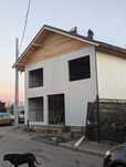 Case pe structură metalică cu pereții din panou