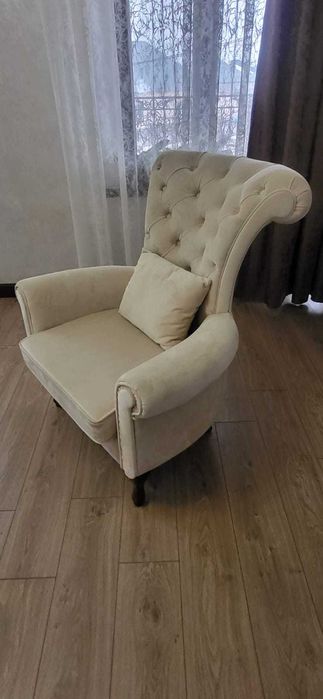 2 превосходных мягких кресла для спальни или гостинной бежевого цвета