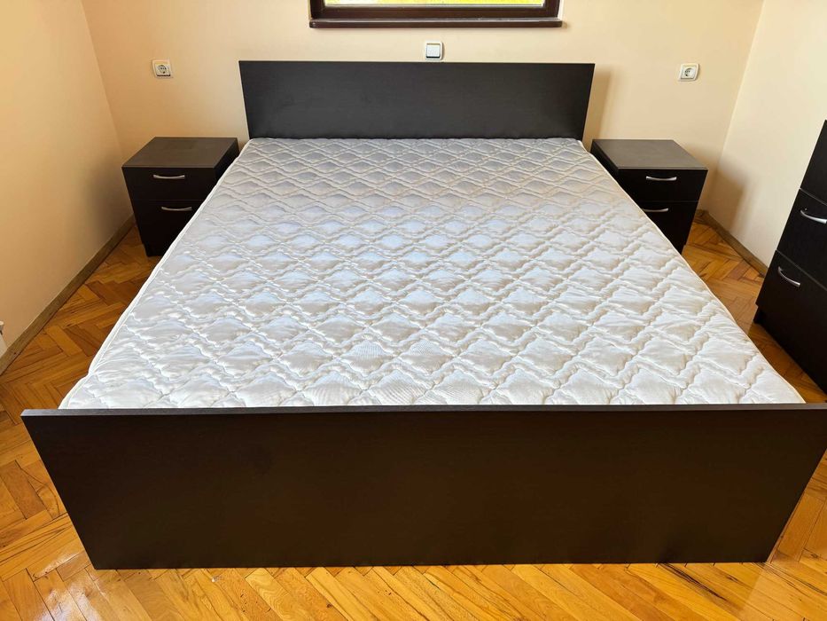 Спалня с матрак 160/200 с повдигащ механизъм и две нощни шкафчета