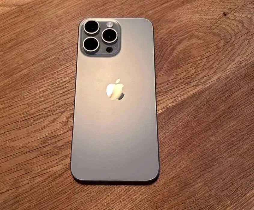 Продаю Айфон 15 про макс