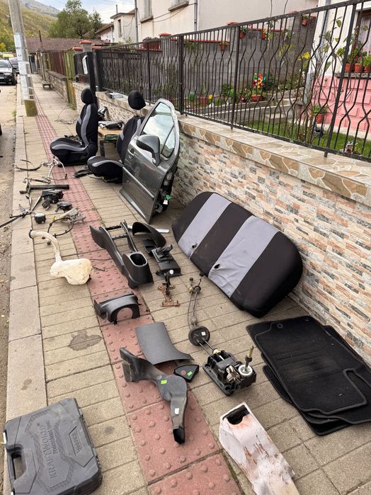 Части за Пежо 207 1.6 hdi 90 коня 2006 година