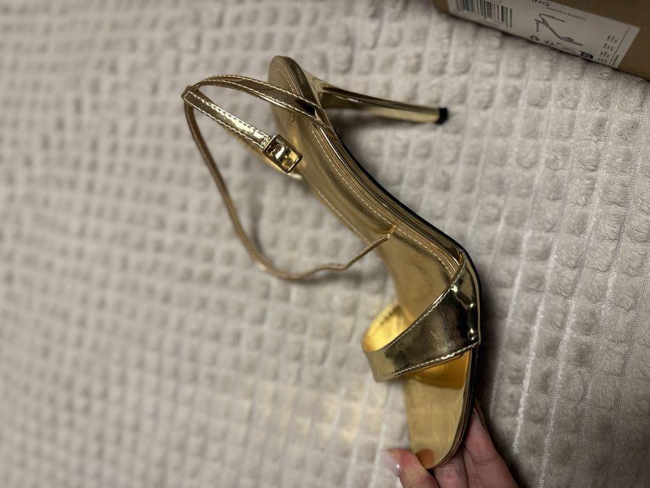 Златни сандали Mango