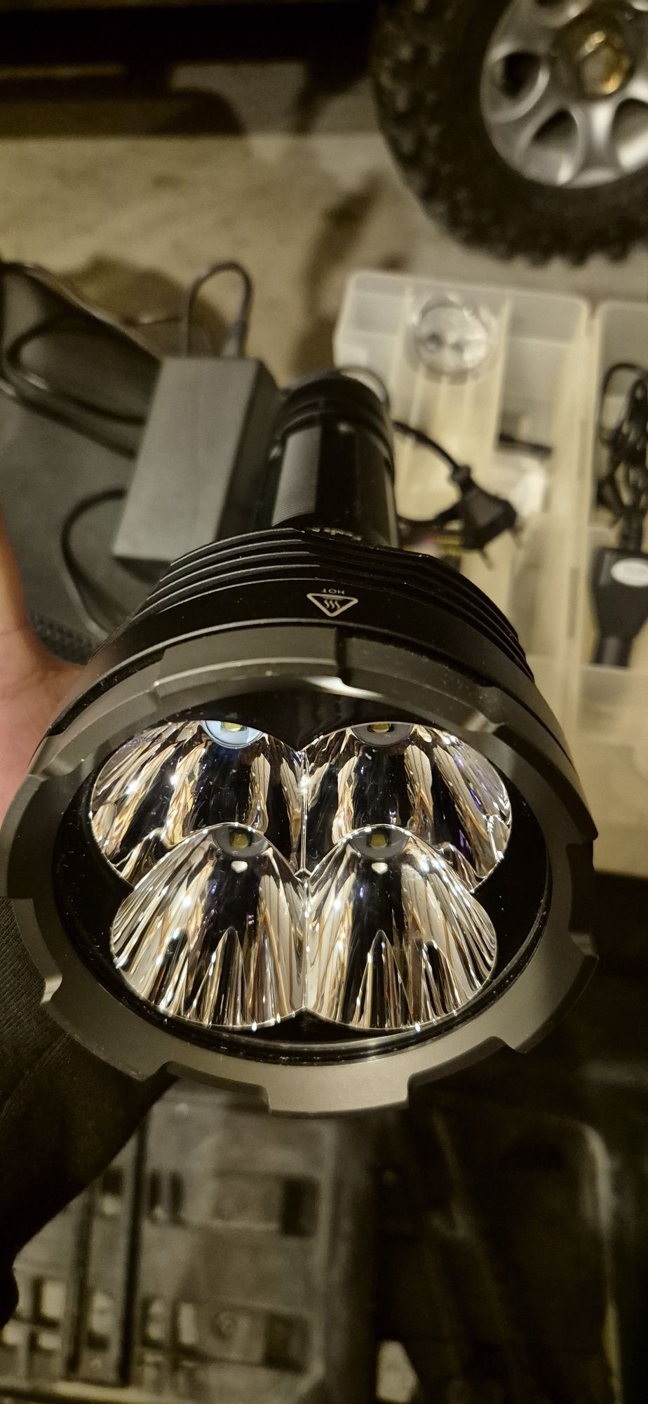 Lanterna Fenix RC40 in stare originala, cu cutie si toate accesoriile.