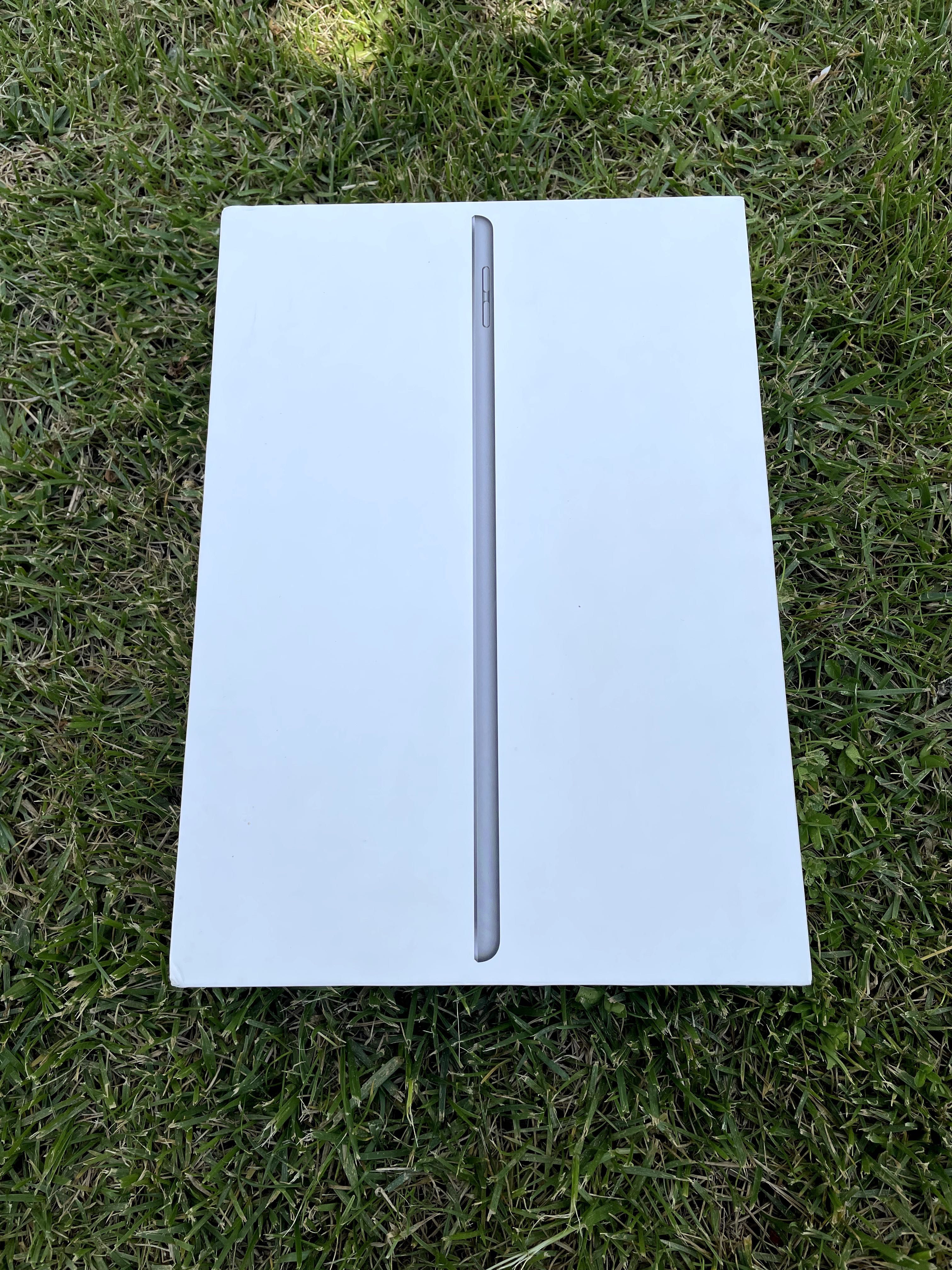 iPad 10.2" (2020) 8th Gen + Apple Pencil 1st Gen + 2 Huse