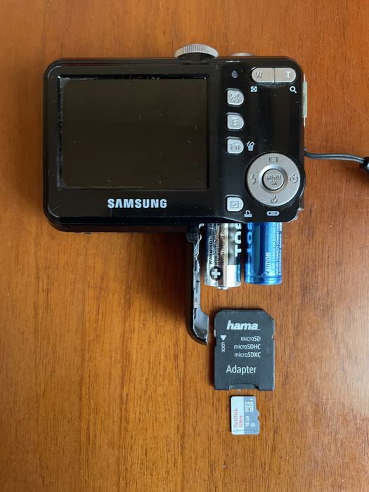 Vand doua aparate foto compacte samsung