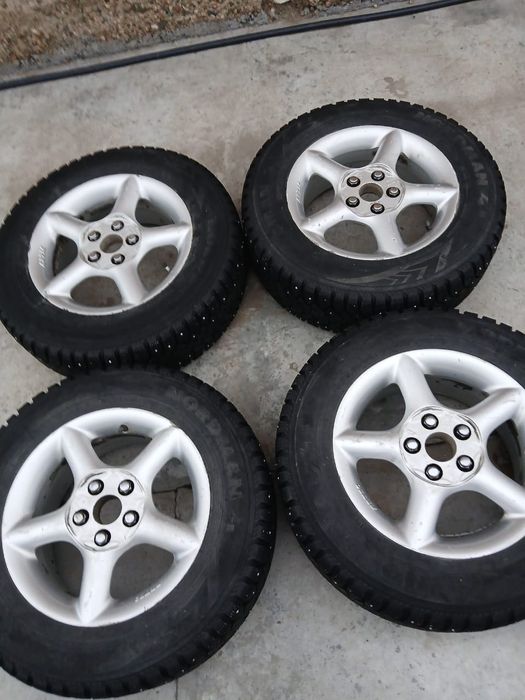 Продам зимнию резину в отличном состоянии