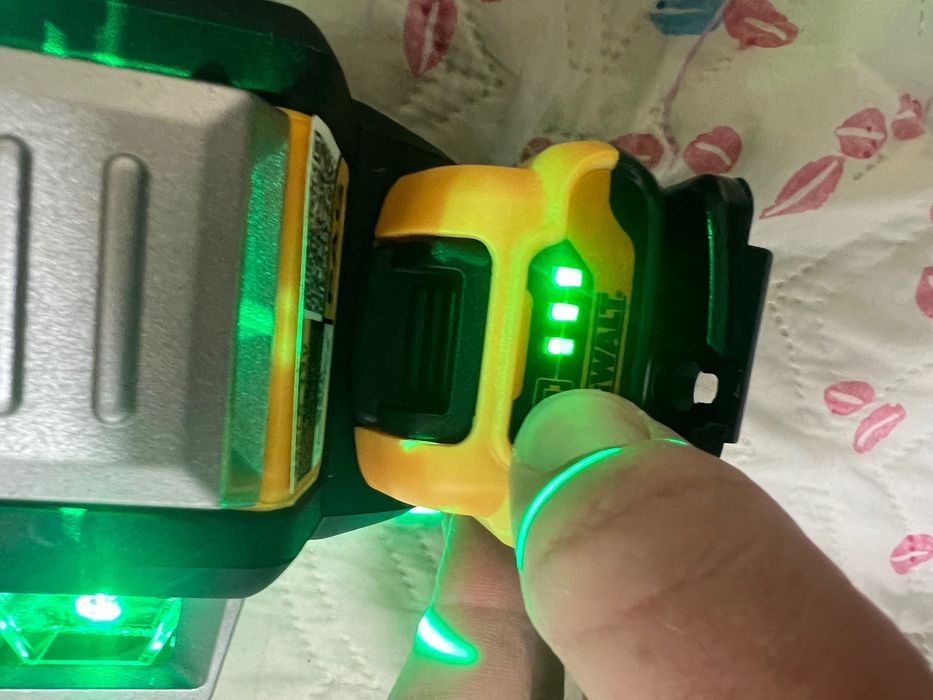 Акумулаторен линеен лазерен нивелир DeWALT 18 V, XR®, 3 x 360°, зелен,