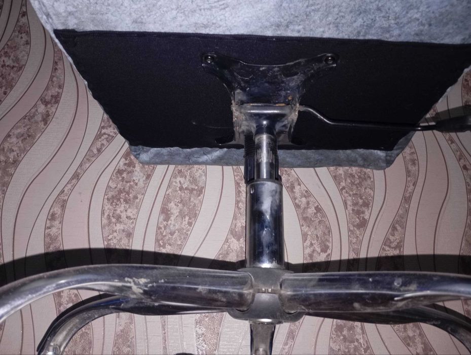 Офисное кресло в в хорошем  состояние