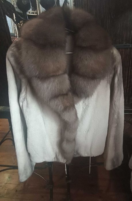 Продам шубу норковую отделка соболь.