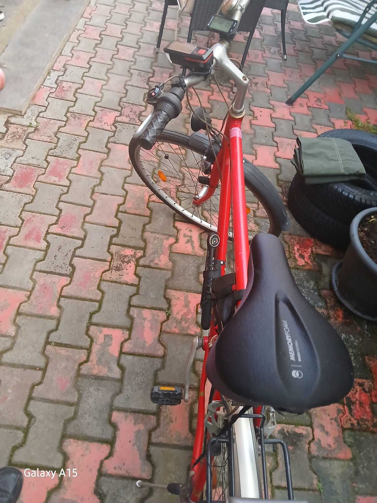 Bicicletă trekking roșie – confortabilă, echipată