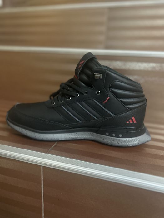 Snekares addidas de munte