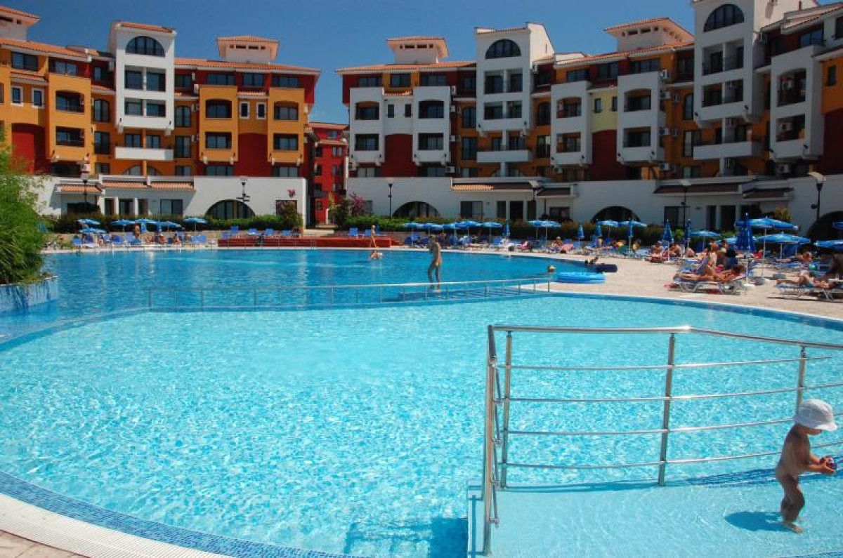 Дава се под наем Двустаен апартамент в Ахелой - 48 кв.м за 400 € - Снимка #1