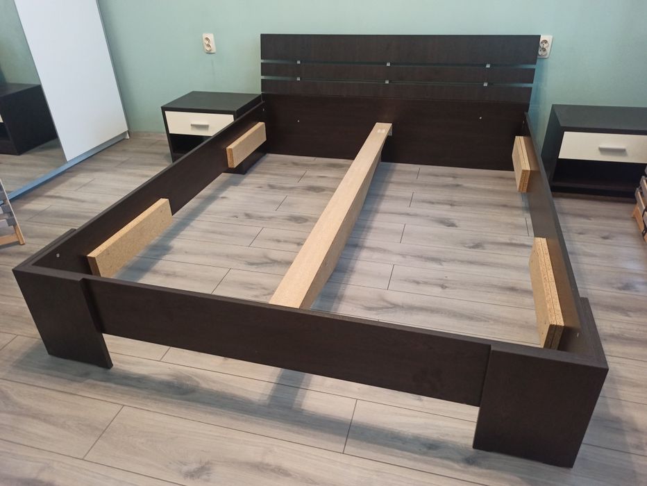 Спалня с подматрачни рамки+матрак