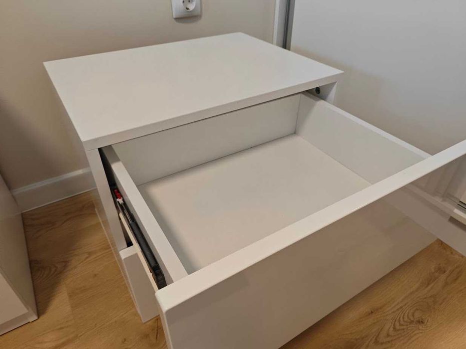 Комплект стилни бели нощни шкафчета